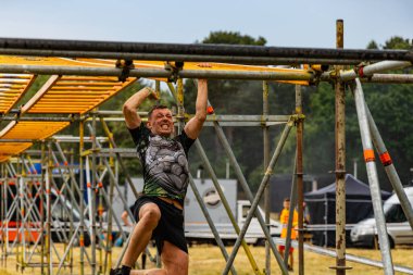 Poznan, Polonya - Haziran 2021: Yağmurlu günlerde zorlu bir engelli yarış