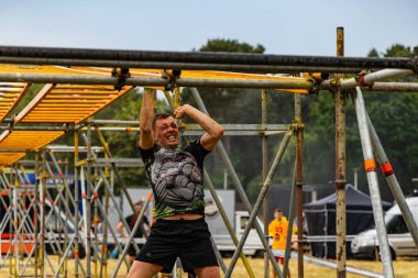 Poznan, Polonya - Haziran 2021: Yağmurlu günlerde zorlu bir engelli yarış