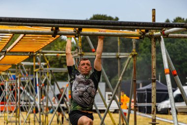 Poznan, Polonya - Haziran 2021: Yağmurlu günlerde zorlu bir engelli yarış