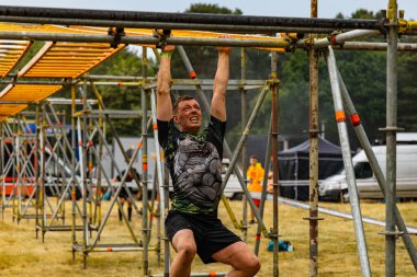 Poznan, Polonya - Haziran 2021: Yağmurlu günlerde zorlu bir engelli yarış