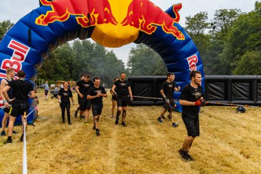 Poznan, Polonya - Haziran 2021: Yağmurlu günlerde zorlu bir engelli yarış