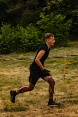 Poznan, Polonya - Haziran 2021: Yağmurlu günlerde zorlu bir engelli yarış