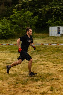 Poznan, Polonya - Haziran 2021: Yağmurlu günlerde zorlu bir engelli yarış