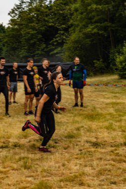 Poznan, Polonya - Haziran 2021: Yağmurlu günlerde zorlu bir engelli yarış