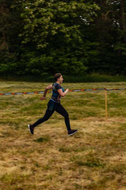 Poznan, Polonya - Haziran 2021: Yağmurlu günlerde zorlu bir engelli yarış