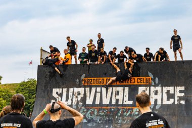 Poznan, Polonya - Haziran 2021: Yağmurlu günlerde zorlu bir engelli yarış