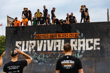 Poznan, Polonya - Haziran 2021: Yağmurlu günlerde zorlu bir engelli yarış