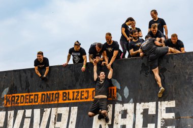 Poznan, Polonya - Haziran 2021: Yağmurlu günlerde zorlu bir engelli yarış