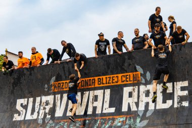 Poznan, Polonya - Haziran 2021: Yağmurlu günlerde zorlu bir engelli yarış