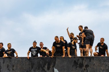 Poznan, Polonya - Haziran 2021: Yağmurlu günlerde zorlu bir engelli yarış
