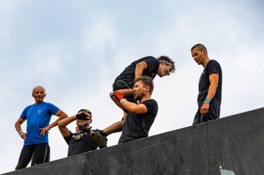 Poznan, Polonya - Haziran 2021: Yağmurlu günlerde zorlu bir engelli yarış