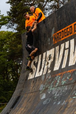 Poznan, Polonya - Haziran 2021: Yağmurlu günlerde zorlu bir engelli yarış