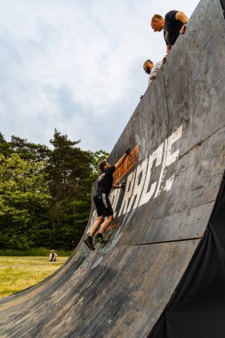 Poznan, Polonya - Haziran 2021: Yağmurlu günlerde zorlu bir engelli yarış