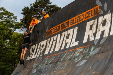 Poznan, Polonya - Haziran 2021: Yağmurlu günlerde zorlu bir engelli yarış