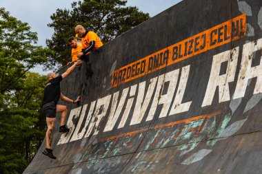 Poznan, Polonya - Haziran 2021: Yağmurlu günlerde zorlu bir engelli yarış