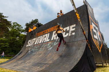 Poznan, Polonya - Haziran 2021: Yağmurlu günlerde zorlu bir engelli yarış