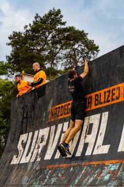 Poznan, Polonya - Haziran 2021: Yağmurlu günlerde zorlu bir engelli yarış