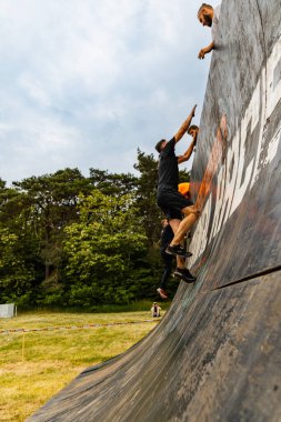 Poznan, Polonya - Haziran 2021: Yağmurlu günlerde zorlu bir engelli yarış