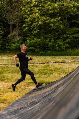 Poznan, Polonya - Haziran 2021: Yağmurlu günlerde zorlu bir engelli yarış