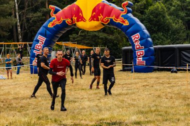 Poznan, Polonya - Haziran 2021: Yağmurlu günlerde zorlu bir engelli yarış