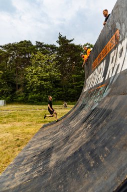 Poznan, Polonya - Haziran 2021: Yağmurlu günlerde zorlu bir engelli yarış