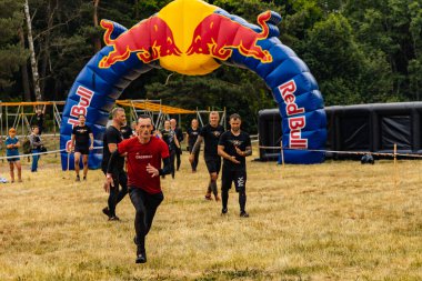 Poznan, Polonya - Haziran 2021: Yağmurlu günlerde zorlu bir engelli yarış