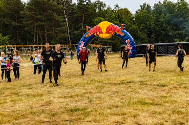 Poznan, Polonya - Haziran 2021: Yağmurlu günlerde zorlu bir engelli yarış