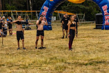 Poznan, Polonya - Haziran 2021: Yağmurlu günlerde zorlu bir engelli yarış