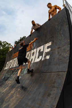 Poznan, Polonya - Haziran 2021: Yağmurlu günlerde zorlu bir engelli yarış