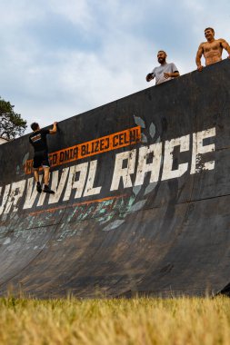 Poznan, Polonya - Haziran 2021: Yağmurlu günlerde zorlu bir engelli yarış