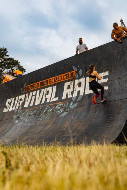 Poznan, Polonya - Haziran 2021: Yağmurlu günlerde zorlu bir engelli yarış