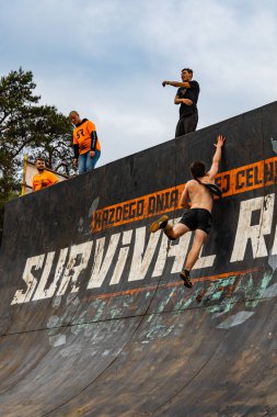 Poznan, Polonya - Haziran 2021: Yağmurlu günlerde zorlu bir engelli yarış