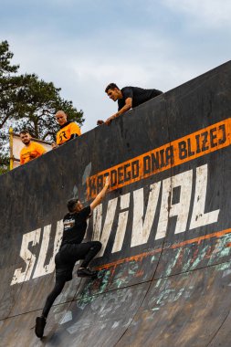 Poznan, Polonya - Haziran 2021: Yağmurlu günlerde zorlu bir engelli yarış