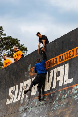 Poznan, Polonya - Haziran 2021: Yağmurlu günlerde zorlu bir engelli yarış