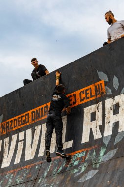 Poznan, Polonya - Haziran 2021: Yağmurlu günlerde zorlu bir engelli yarış