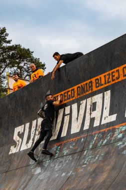 Poznan, Polonya - Haziran 2021: Yağmurlu günlerde zorlu bir engelli yarış