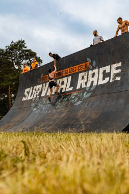 Poznan, Polonya - Haziran 2021: Yağmurlu günlerde zorlu bir engelli yarış