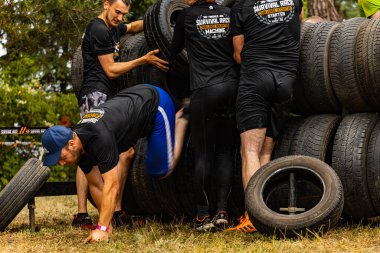 Poznan, Polonya - Haziran 2021: Yağmurlu günlerde zorlu bir engelli yarış