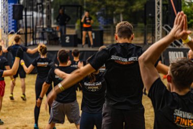 Poznan, Polonya - Haziran 2021: Yağmurlu günlerde zorlu bir engelli yarış