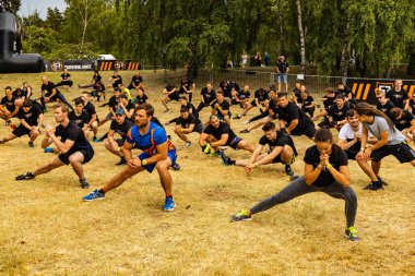 Poznan, Polonya - Haziran 2021: Yağmurlu günlerde zorlu bir engelli yarış