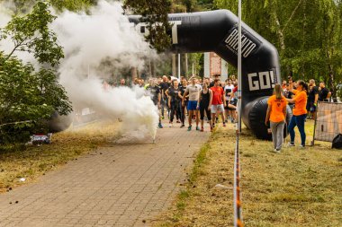 Poznan, Polonya - Haziran 2021: Yağmurlu günlerde zorlu bir engelli yarış