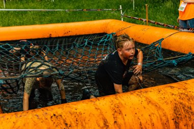 Poznan, Polonya - Haziran 2021: Yağmurlu günlerde zorlu bir engelli yarış