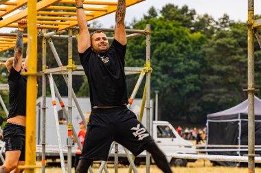 Poznan, Polonya - Haziran 2021: Yağmurlu günlerde zorlu bir engelli yarış