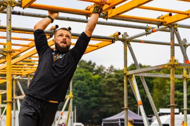 Poznan, Polonya - Haziran 2021: Yağmurlu günlerde zorlu bir engelli yarış