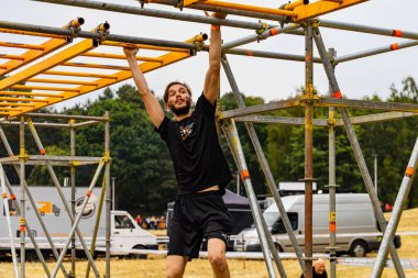 Poznan, Polonya - Haziran 2021: Yağmurlu günlerde zorlu bir engelli yarış