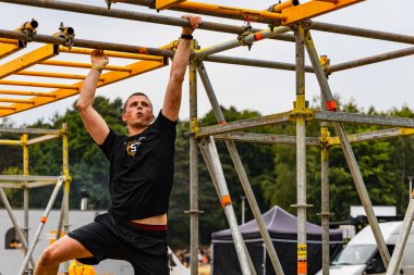 Poznan, Polonya - Haziran 2021: Yağmurlu günlerde zorlu bir engelli yarış