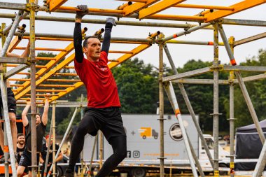 Poznan, Polonya - Haziran 2021: Yağmurlu günlerde zorlu bir engelli yarış