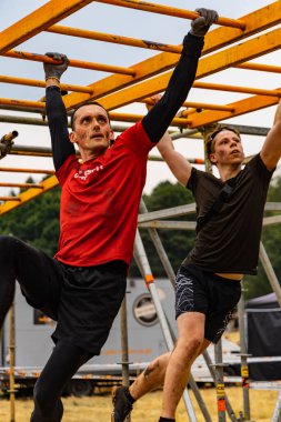 Poznan, Polonya - Haziran 2021: Yağmurlu günlerde zorlu bir engelli yarış