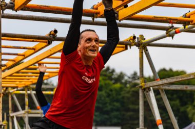 Poznan, Polonya - Haziran 2021: Yağmurlu günlerde zorlu bir engelli yarış