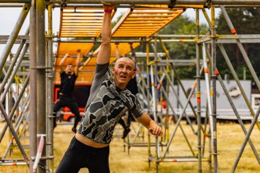 Poznan, Polonya - Haziran 2021: Yağmurlu günlerde zorlu bir engelli yarış